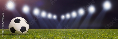 Fußball in Stadion oder Arena mit Beleuchtung