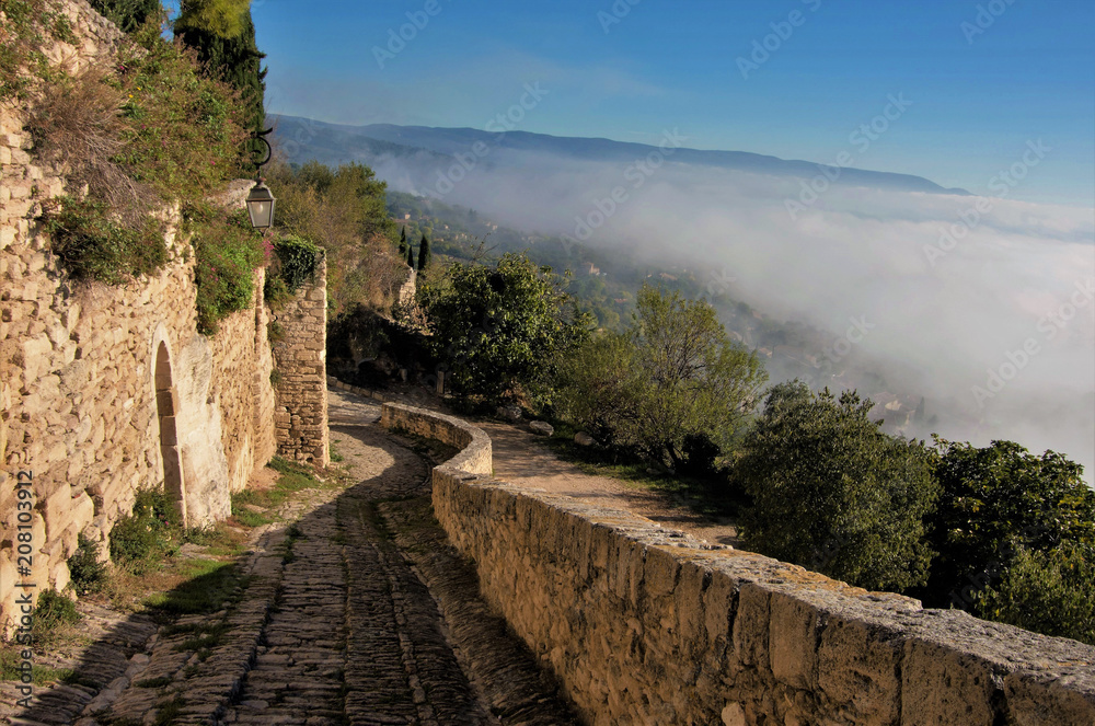 Fototapeta premium Gordes im Luberon, Provence früh am Morgen