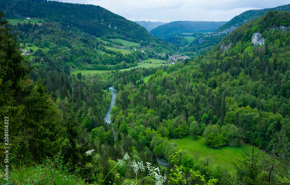 Der Fluss Doubs in Frankreich