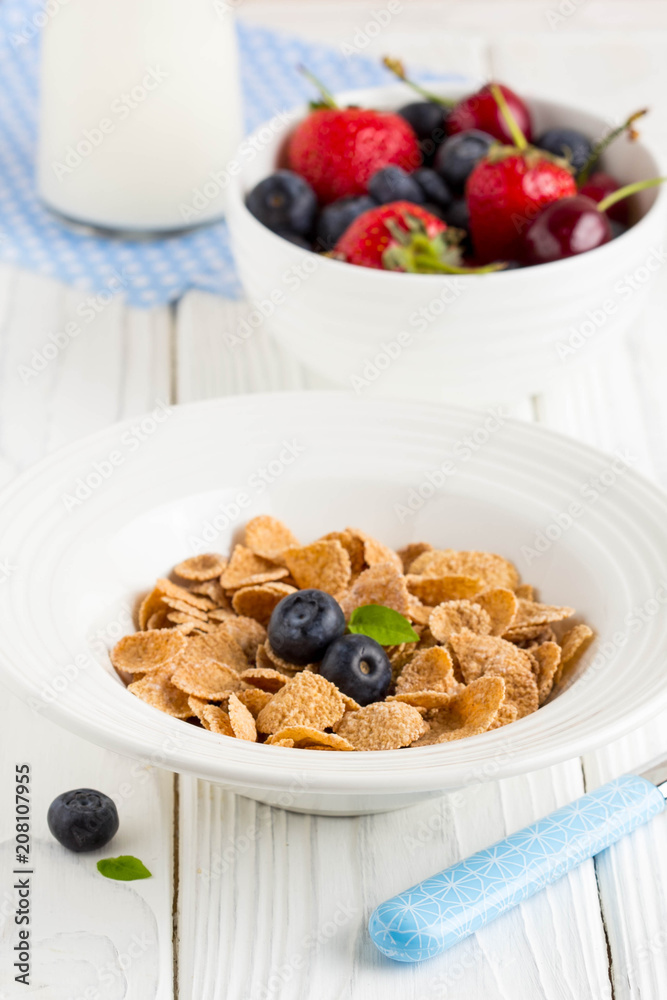 Multi-slag flakes for breakfast with berries and milk, muesli, corn Multi-slag flakes for breakfast with berries and milk, muesli, corn