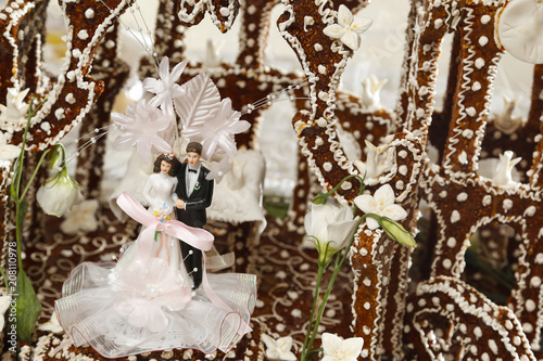 Fototapeta Naklejka Na Ścianę i Meble -  torta di Gateau costruita attorno a due CAKE TOPPER di sposi