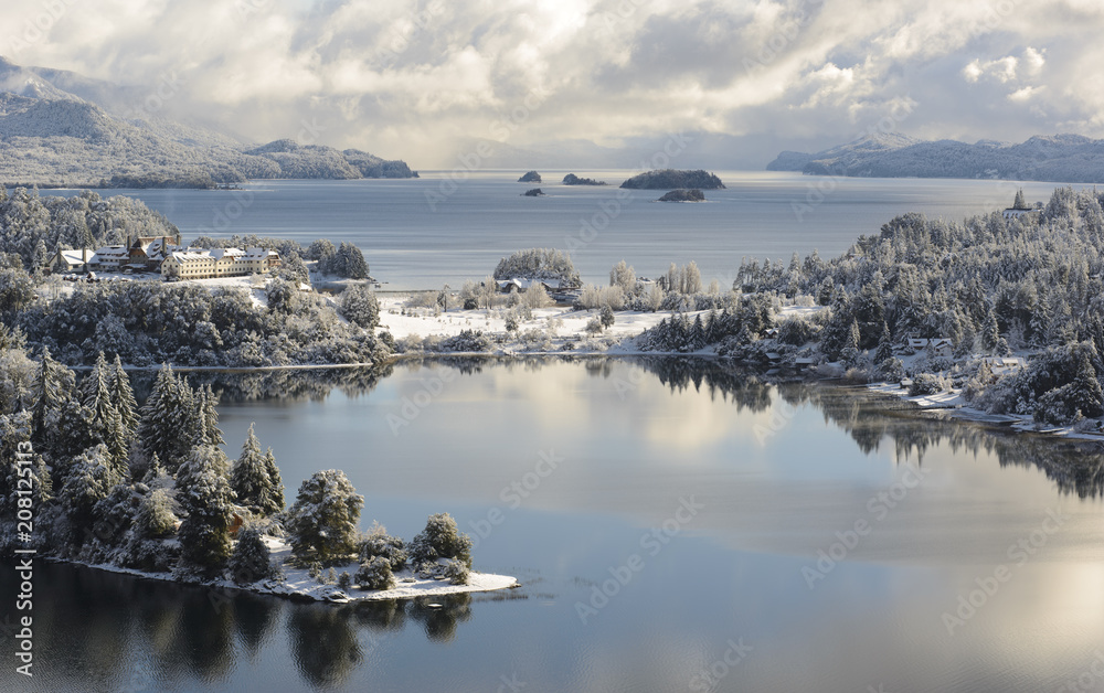 Fototapeta premium Paisaje de San Carlos de Bariloche, Patagonia, Argentina. Ciudad turistica del Sur Argentino. 