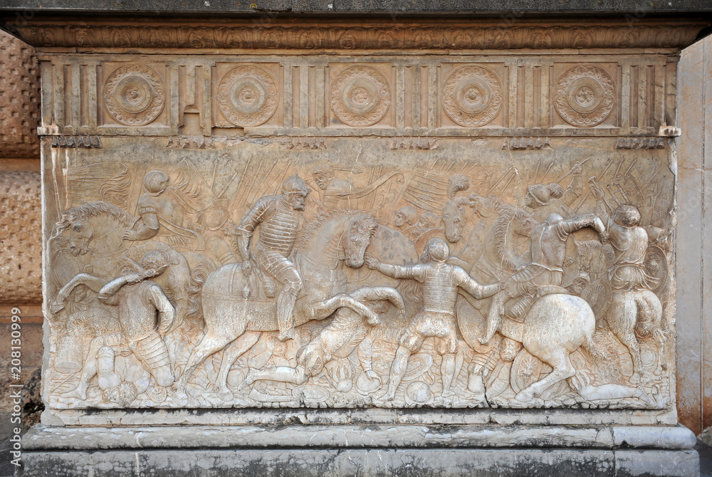 Relieves de batallas en mámol, Palacio de Carlos V, Alhambra de Granada, España