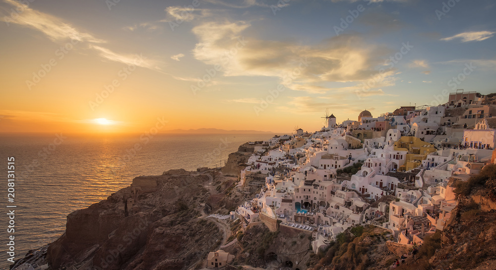 Wunderschöner Sonnenuntergang über Oia Santorini