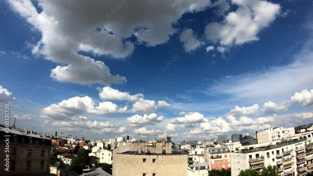 Time-lapse au dessus de la ville de Paris avec prises de vues larges de type fisheye.