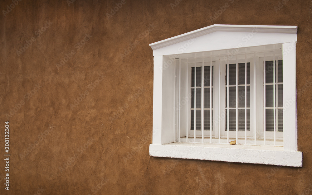 Obraz premium Białe drewniane okno na Adobe Building w Santa Fe w Nowym Meksyku