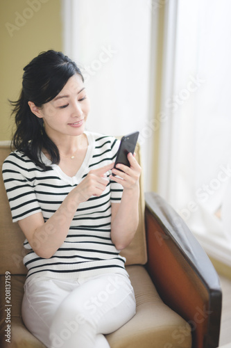 Free Download スマホ・女性 - GFXLoad