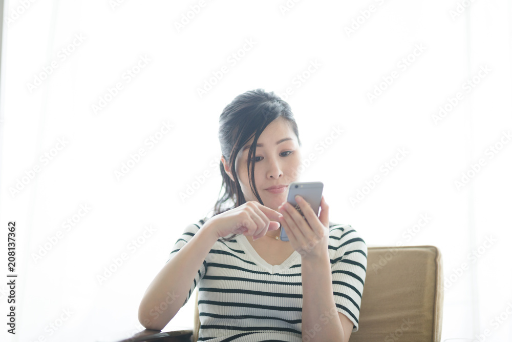 スマホ・女性 スマホ・女性