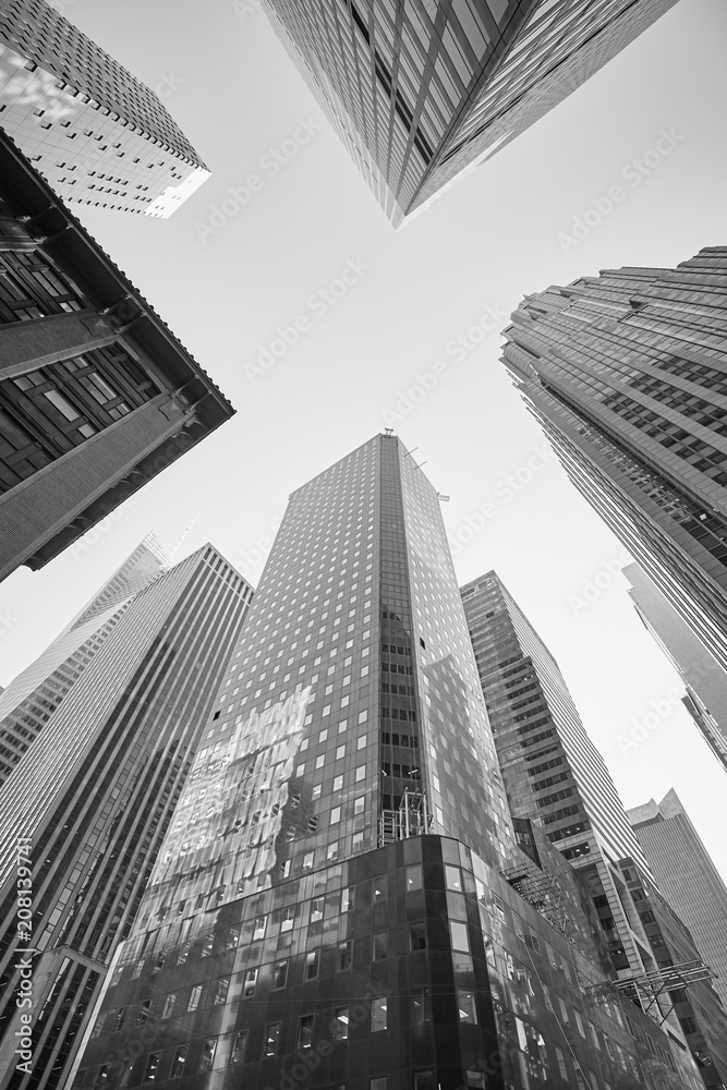 Fototapeta premium Czarno-biały obraz wieżowców Manhattanu, Nowy Jork, USA.