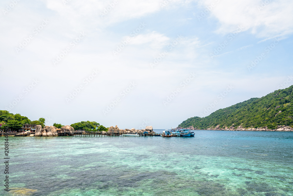 Obraz premium Beautiful natural landscape of sea and sky during summer at the pier for boat trip at Koh Nang Yuan Island is a famous tourist attraction in the Gulf of Thailand, Surat Thani province, Thailand