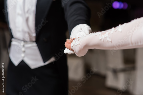 Φωτογραφία Couple hands dancing waltz at ball