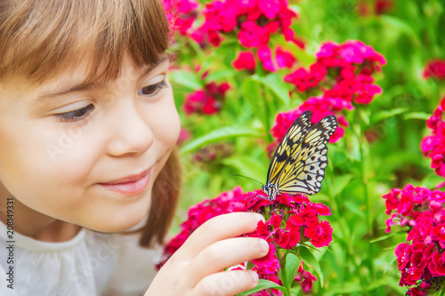 Foto Child with a butterfly. Idea leuconoe. Selective focus.