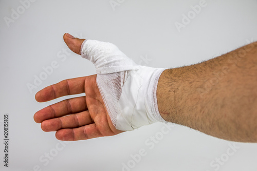 Bandagierter Hand wegen Schnittverletzung