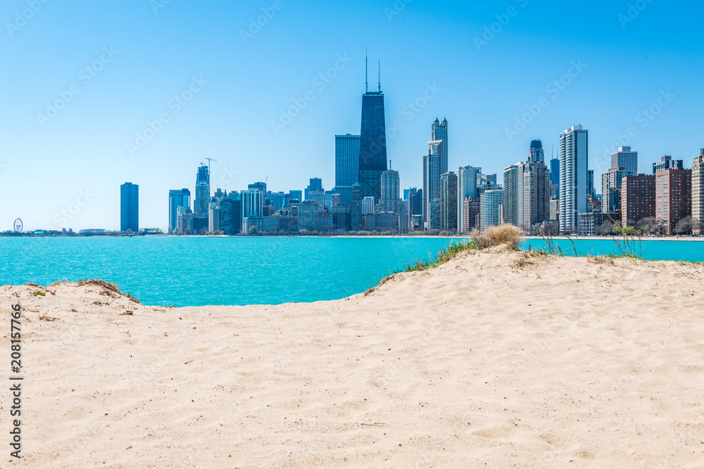 Fototapeta premium Chicagowska linia horyzontu przy północy plażą