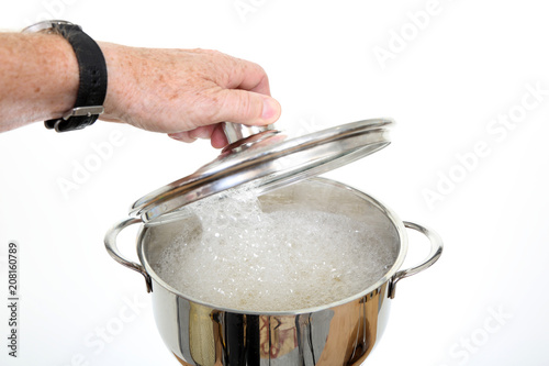 Gotowanie w błyszczącym metalowym garnku.