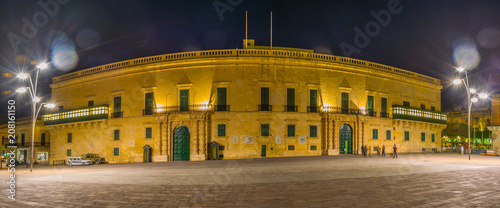Billede på lærred Night view of Grandmaster palace in Valletta, Malta