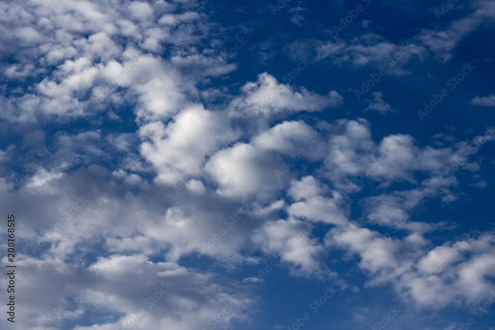 Cielo azul con nubes blancas esponjosas