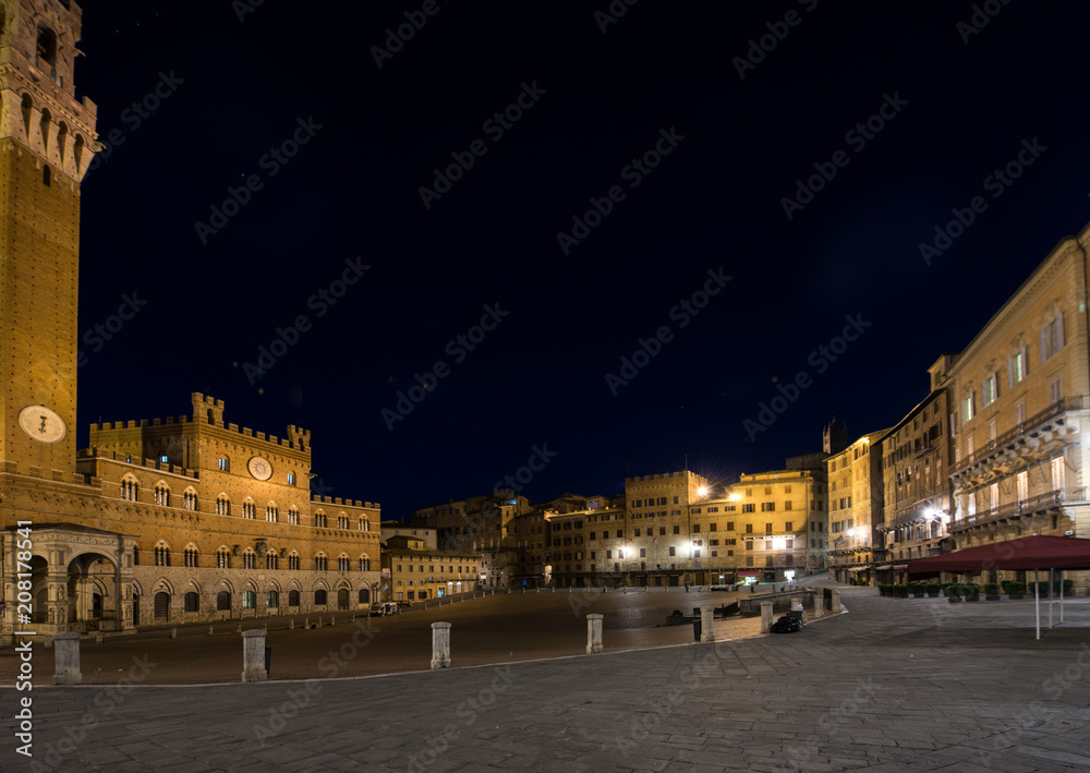 Naklejka premium Piazza del Campo by night, Siena Tuscany