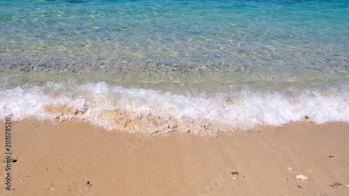 沖縄の海　うつくしい波打ち際（ゴリラチョップ）