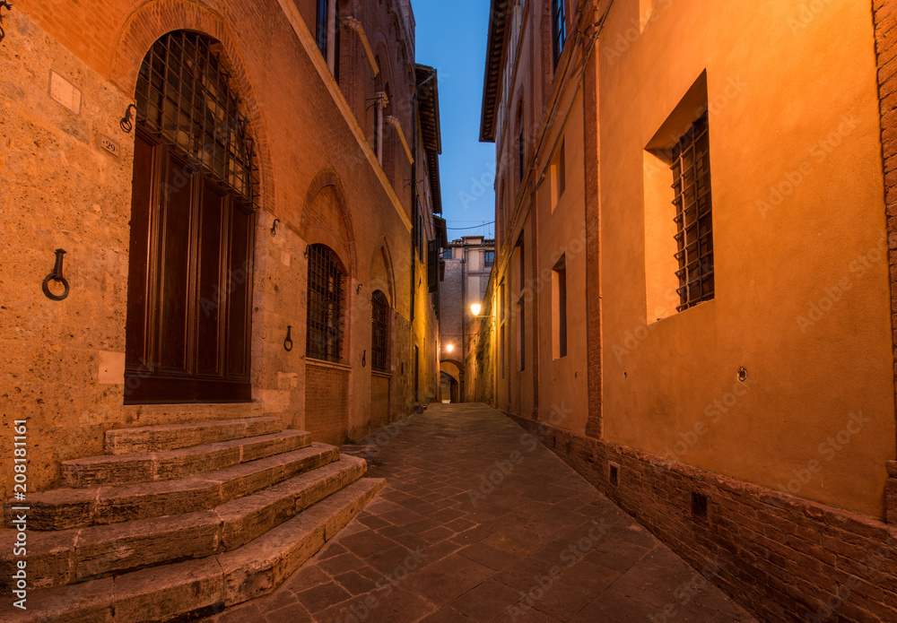 Naklejka premium Siena's alley, Tuscany Italy