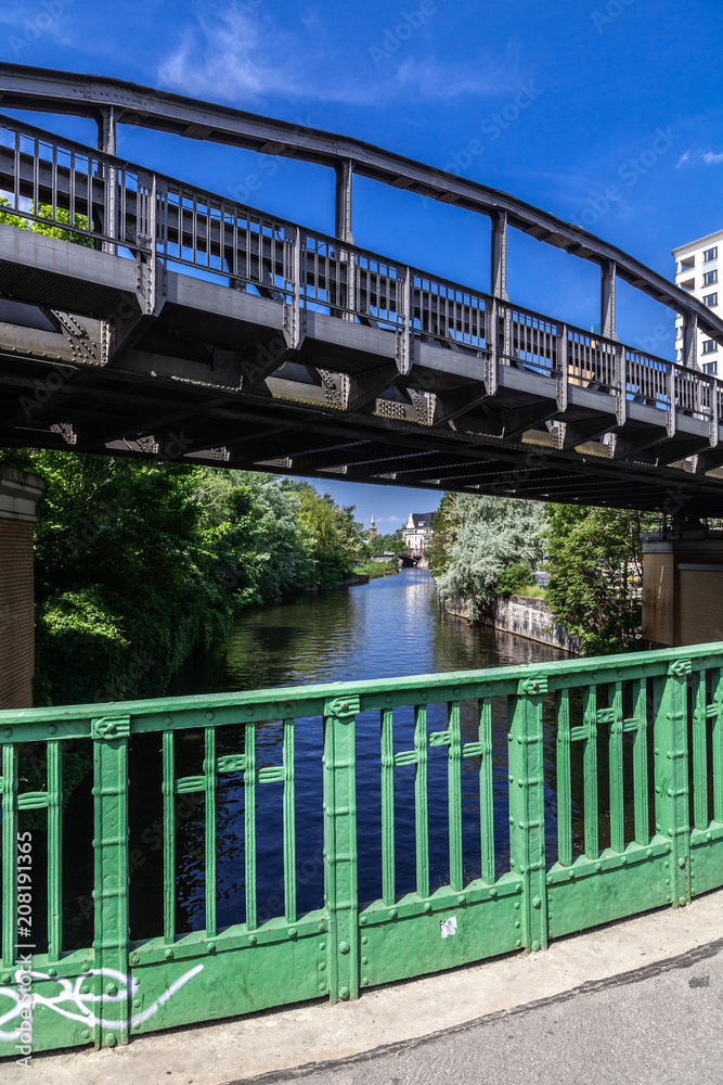 Eisenbahnbrücke am Landwehrkanal in Berlin Eisenbahnbrücke am Landwehrkanal in Berlin