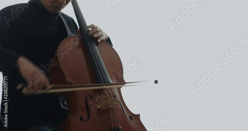 チェロを演奏する音楽家