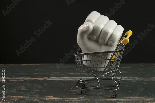 porcelanowa dłoń w wózku na zakupy