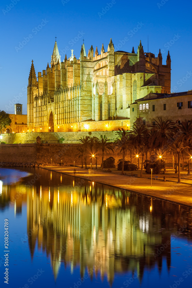 Catedral de Palma de Mallorca Kathedrale Kirche Abend Nacht Hochformat Reise Reisen Spanien