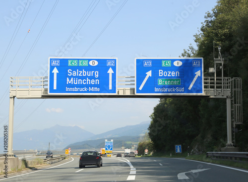 directions to cities and italian border on the Austrian motorway