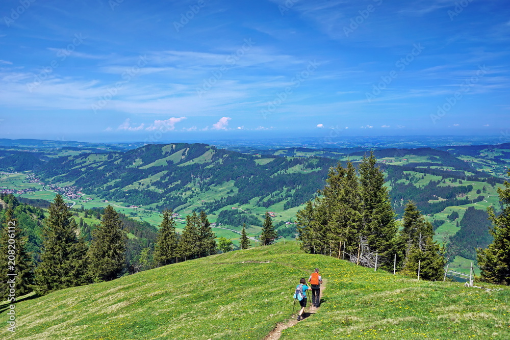 Paar bei Wanderung auf Bergwiese in den Alpen, Bayern.
