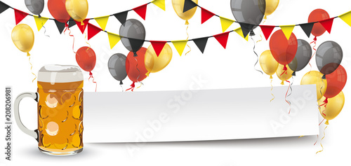 Bierglas mit Papierzettel und Luftballons in Deutschlandfarben