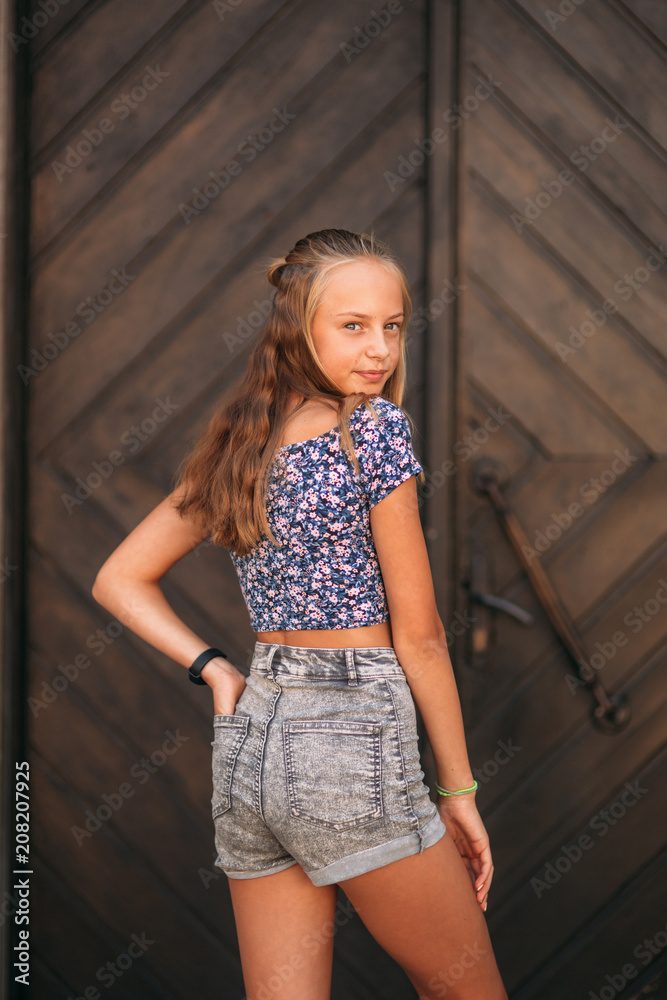 Naklejka premium teenage female in a summer time spend time near the art school