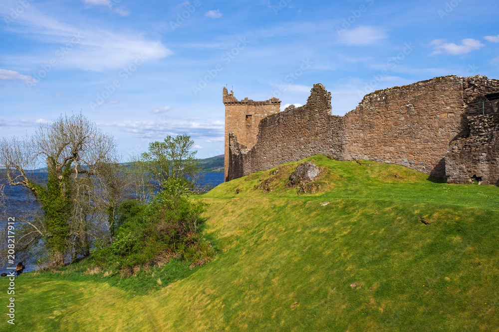 Die Ruinien der Burg von Urquhart am Loch Ness in Schottland