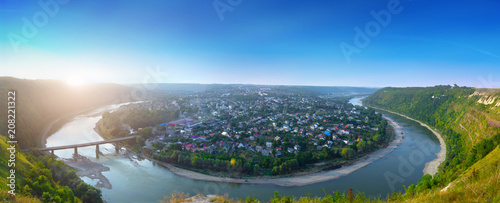 Fotografi Beautiful evening summer panoramic view of Zalishchyky or Zalischiki, evening view of the town on the bank of the Dniester River meander around city