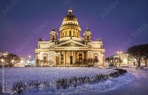 Исаакиевский собор в Санкт-Петербурге зимним утром St. Isaac's Cathedral in the winter morning