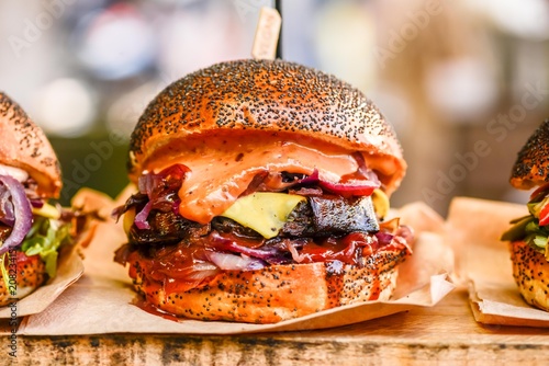 Fotografie vegan burger in the street market