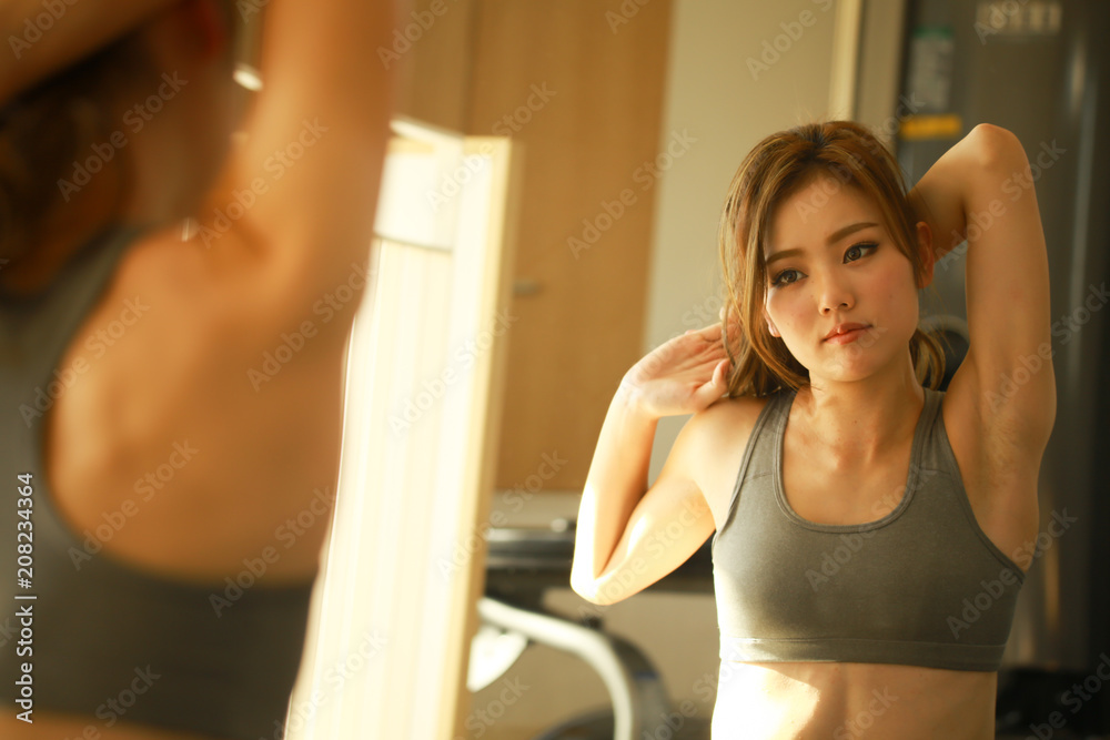 ストレッチする女性 ストレッチする女性