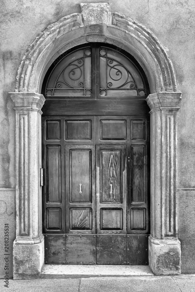 historische türen, verona, italien, schwarz weiß historische türen, verona, italien, schwarz weiß
