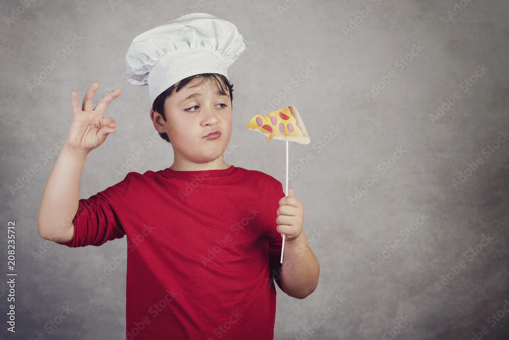 niño cocinero gracioso con un trozo pizza niño cocinero gracioso con un trozo pizza
