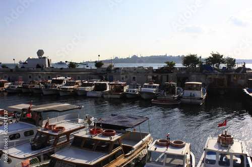 Wallpaper Mural Vistas del Bósforo desde Uskudar, orillas de Estambul,  gente descansando Torontodigital.ca