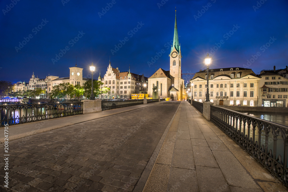 Altstadt von Zürich bei Nacht mit Münsterbrücke und Fraumünster, Schweiz