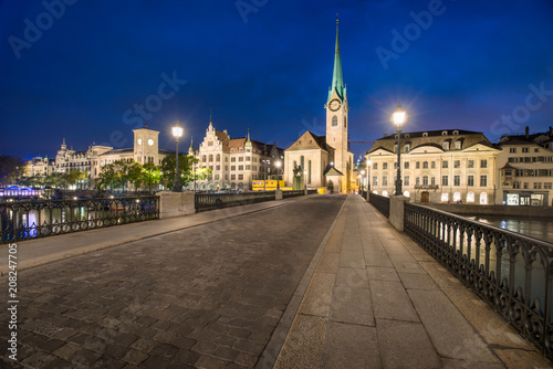 Fototapeta Naklejka Na Ścianę i Meble -  Altstadt von Zürich bei Nacht mit Münsterbrücke und Fraumünster, Schweiz