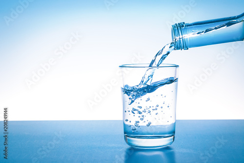 Glas wird mit frischem Wasser gefüllt