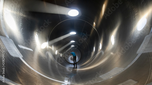 Interior de camión cisterna silo en proceso de limpieza realizado por un trabajador