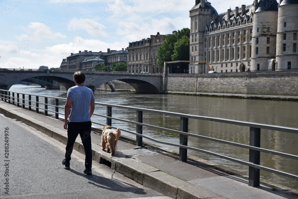 Fototapeta premium Promener son chien à Paris