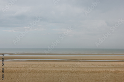 Photos scenic shot of sandy seashore on cloudy day, Bray Dunes, France