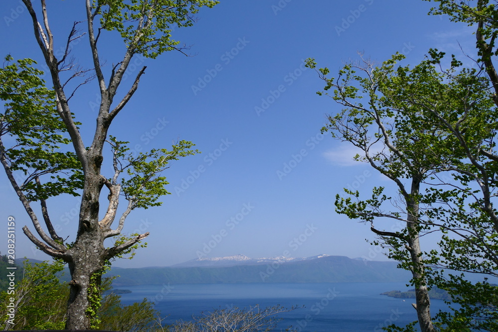 十和田八幡平国立公園。十和田湖から八甲田連峰を望む。青森　日本。５月中旬。