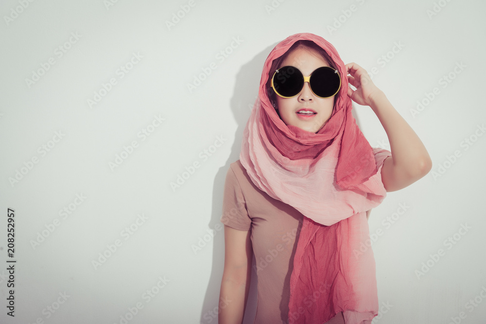 Obraz premium Portrait of young beautiful asian woman posing, retro styling, free from copy space.