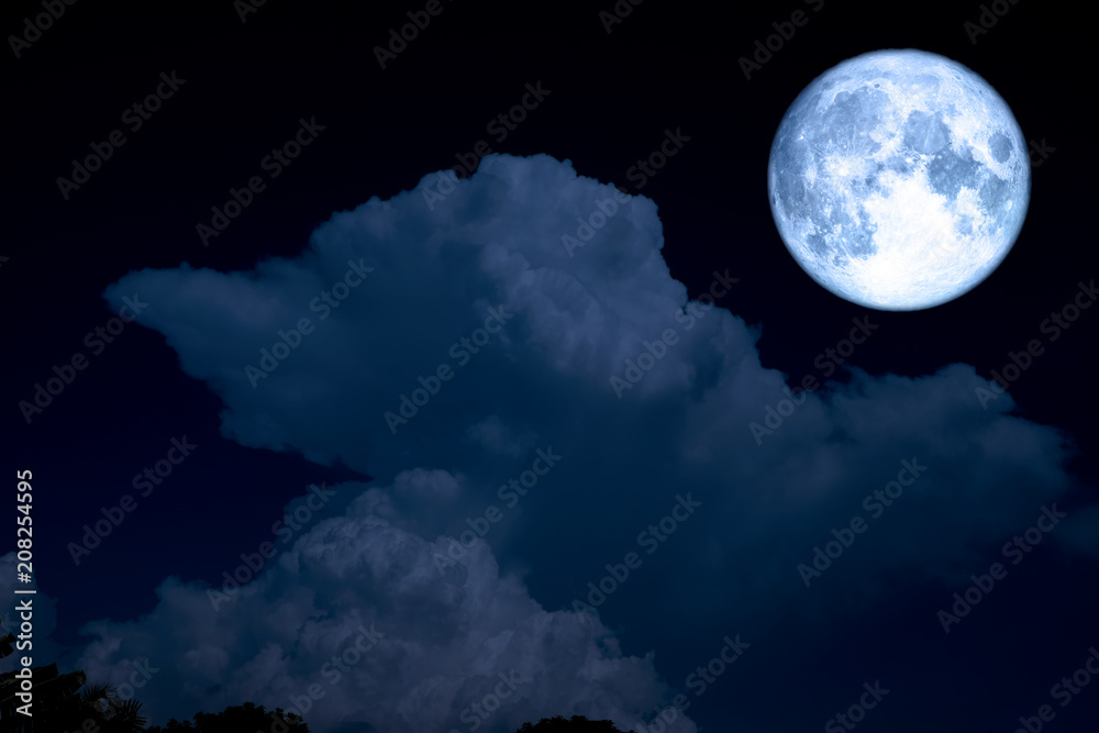 Naklejka premium księżyc w pełni i jasnoniebieska chmura sterty na nocnym niebie