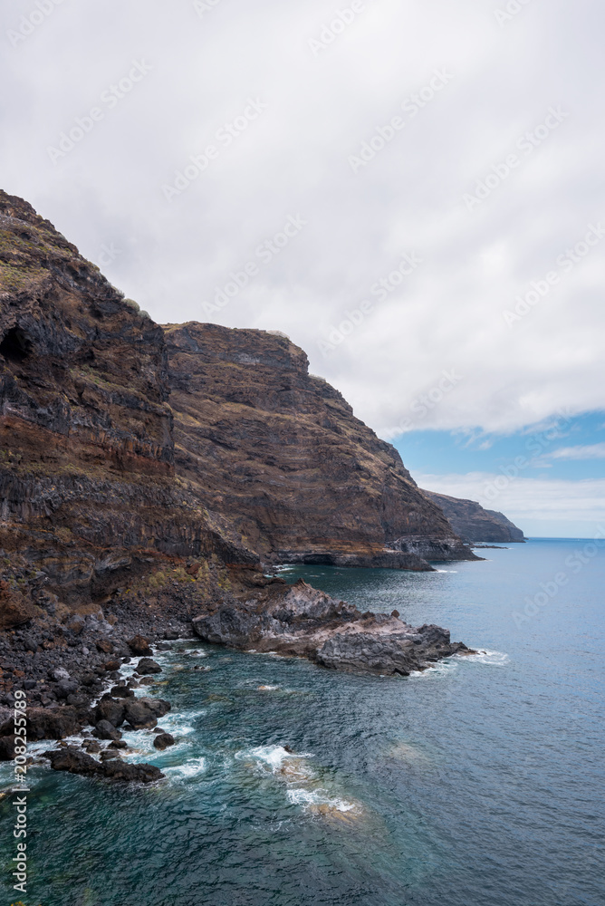 Fototapeta premium Volcanic Coastline and cliffs in Tijarafe, La Palma, Canary islands, Spain.